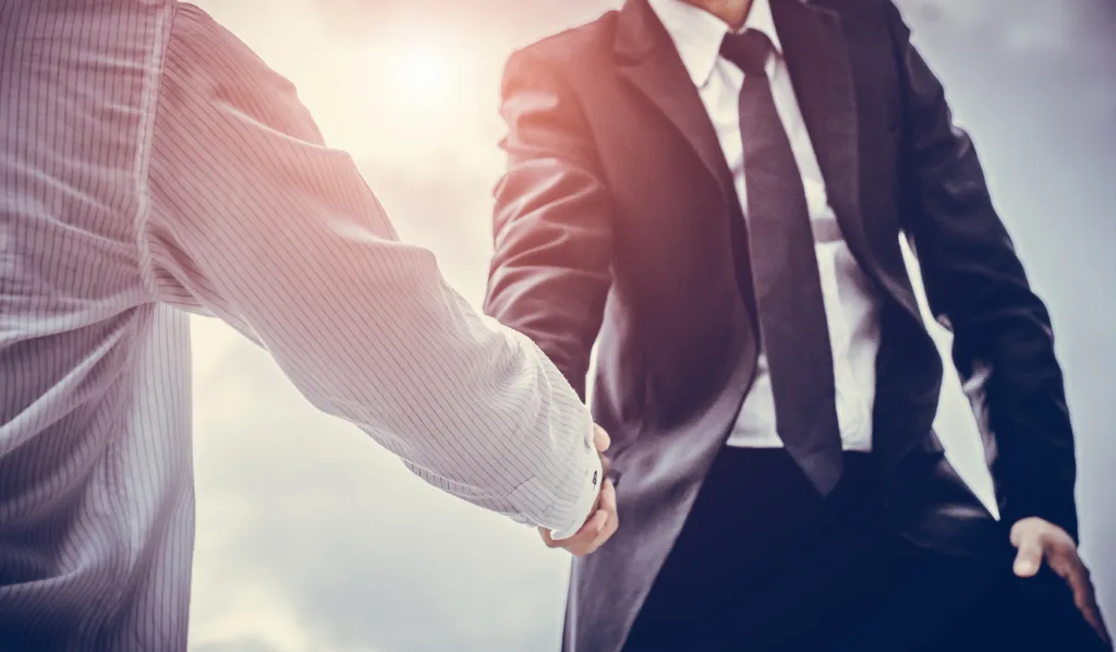 Estés donde estés en tu carrera (recién empezando, en plena transición o con varios años de experiencia), hay dos habilidades que siempre vale la pena desarrollar: el networking profesional y la capacidad de dar buenas entrevistas.