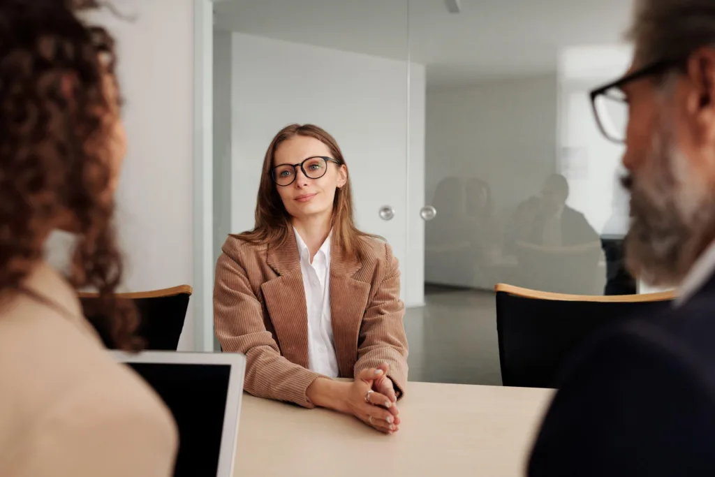 Tus gestos, posturas y expresiones pueden ser decisivos a la hora de generar una buena impresión y, en algunos casos, pueden marcar la diferencia entre avanzar en el proceso o quedar fuera de carrera.