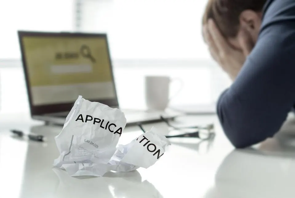 Buscar trabajo puede convertirse en una experiencia cargada de estrés. Entre ajustar el currículum, completar aplicaciones interminables y prepararte para entrevistas, la búsqueda puede sentirse como un trabajo en sí mismo. A esto se suma la incertidumbre de no saber si te van a responder ni cuándo, y el resultado es claro: muchos candidatos terminan atravesando lo que se conoce como ansiedad por la búsqueda laboral.