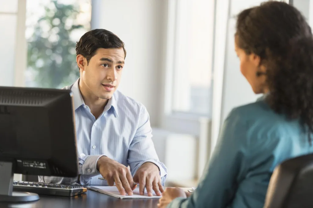 Hablar de salario en una entrevista laboral puede ser uno de los momentos más desafiantes para cualquier candidato. La pregunta “¿Cuál es la remuneración para este puesto?” genera dudas, nervios y, muchas veces, temor a dar una respuesta equivocada. Sin embargo, dominar esta conversación es clave para alcanzar tus objetivos profesionales sin perder oportunidades.