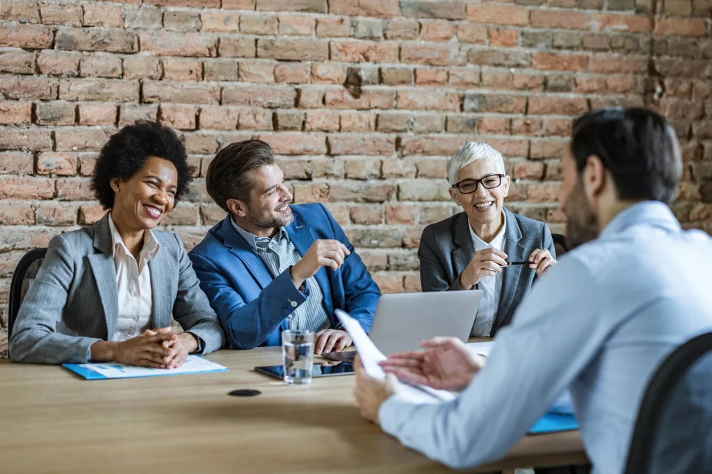 Durante una búsqueda laboral, es fácil caer en la trampa de concentrarse únicamente en el currículum y la carta de presentación, esperando que “hablen por sí solos”. Sin embargo, los empleadores no buscan solo una lista de habilidades o títulos: buscan señales de valor real. Quieren saber cómo podés resolver problemas, fortalecer equipos y contribuir al crecimiento de la organización.