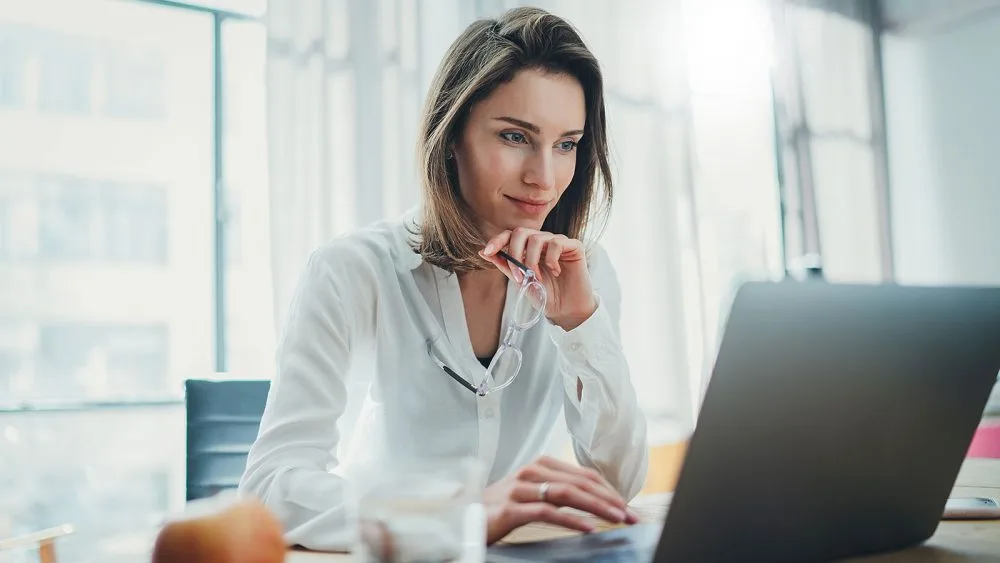 Descubrí cómo la inteligencia artificial dejará de ser una herramienta opcional para convertirse en parte esencial del trabajo diario, y qué habilidades te harán destacar en esta nueva era.