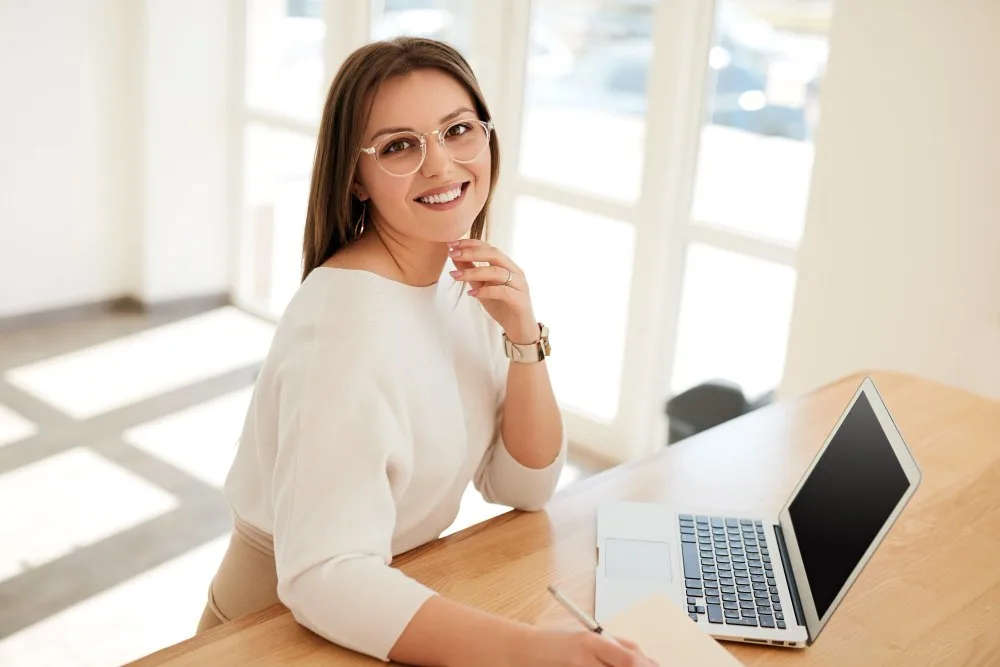 Buscar trabajo puede ser un proceso errático. Una semana enviás decenas de postulaciones al vacío; la siguiente, tenés tres entrevistas el mismo día. La mayoría de las personas improvisa hasta agotarse. Si abordás la búsqueda laboral como un examen (con ráfagas intensas seguidas de largos descansos culpables), te vas a agotar rápido. En cambio, pensalo como ir al gimnasio: misma hora, misma rutina.